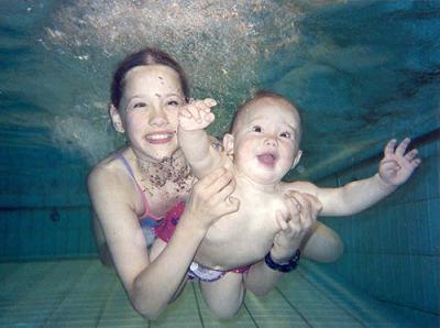 Los beneficios de la natación en bebés son muchos