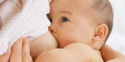 la leche materna ayuda al bebé a dormir