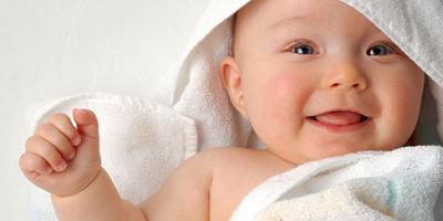bañar al bebé, temperatura ideal del agua