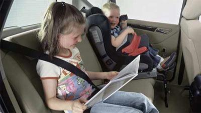 Los trayectos en coche pueden ser duros para un bebé por lo que ve preparado