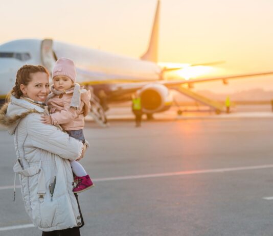 Cómo viajar con un bebé en avión | Consejos y medidas de seguridad Cómo viajar con un bebé en avión