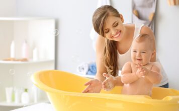 Cómo prevenir accidentes en el baño del bebé