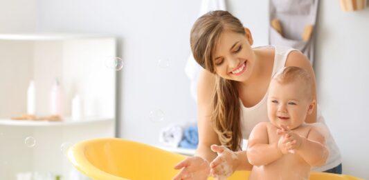 Cómo prevenir accidentes en el baño del bebé