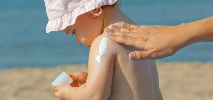 Si vas a piscina con bebé, no olvides el protector solar