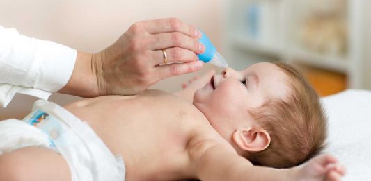 ¿Cómo se usa el aspirador nasal o pera para quitarle las flemas al bebé?