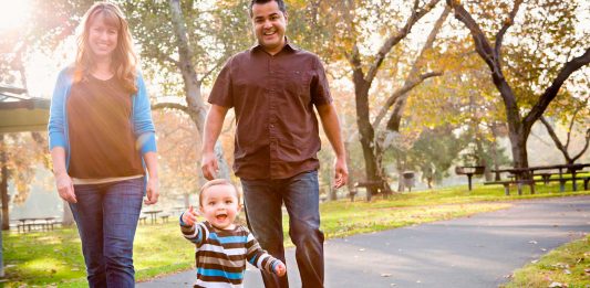 Paseos con tu bebé: todo lo que necesitas Paseo bebe al sol