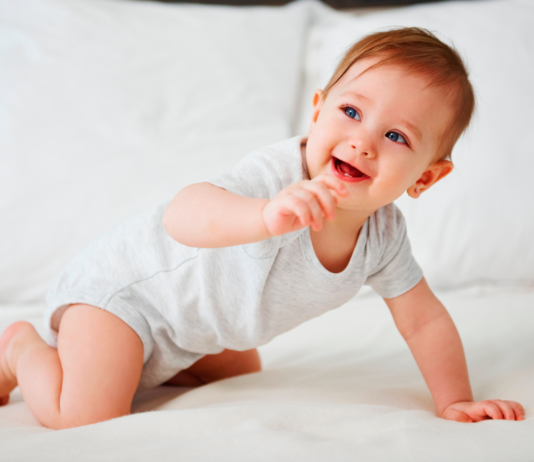 Qué hacer cuando un bebé se cae de la cama
