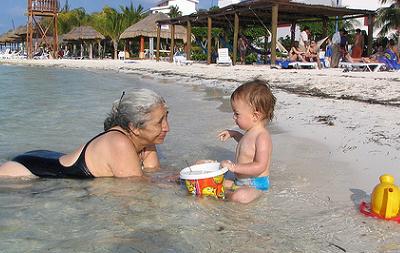 cortes de digestión, bañar al bebé en la playa o el la piscina