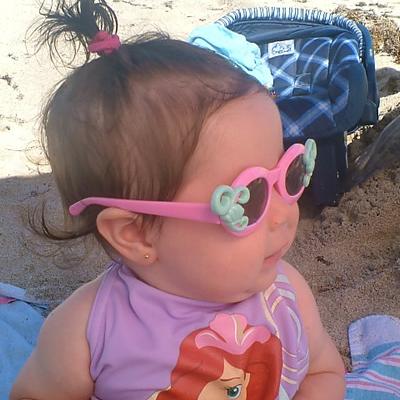 Los bebes deben estar bien protegidos del sol en la playa