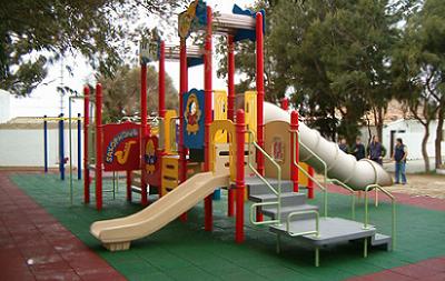 seguridad en el parque infantil, columpios, balancín,...