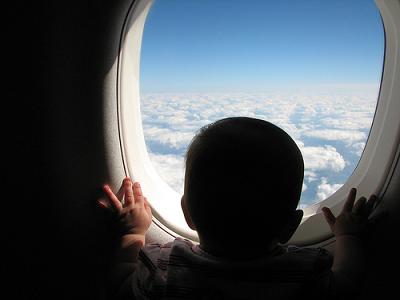 bebemirandoavion.jpg