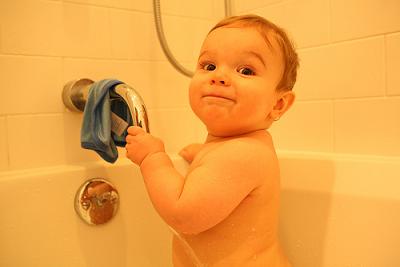 El baño es un momento de juego para el bebé