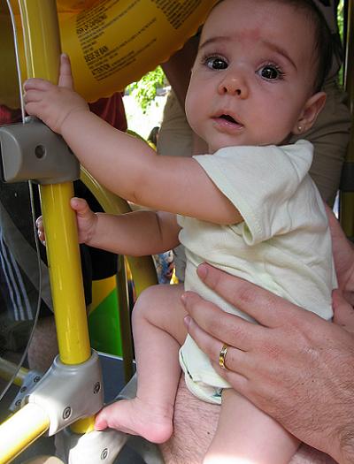 Los bebés van en los medios de transporte público