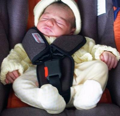 Los bebés necesitan sillas adaptables para viajar en coche