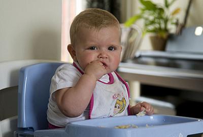 A los peques les encanta comer con las manos