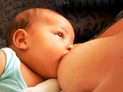 El lactante recibe los nutritientes necesarios de la leche materna