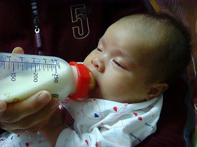 Los padres pueden confundir conductas habituales con intolerancia a la leche